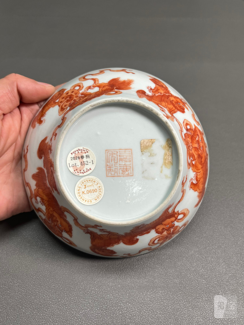 清嘉庆 外矾红彩太狮少师戏球纹内粉彩“福寿三多”图束腰碗（一
对、带老盒） - 图7